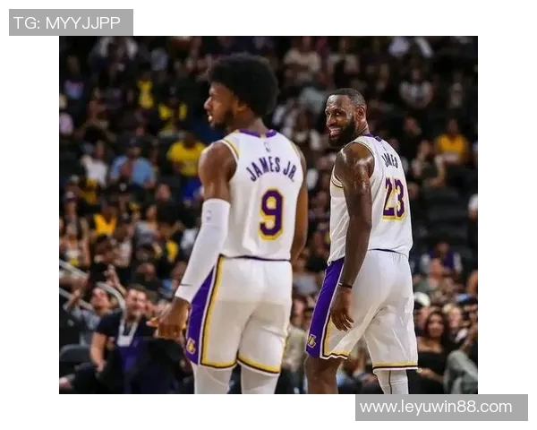 詹姆斯与布朗尼父子同台亮相常规赛揭幕战的历史时刻回顾